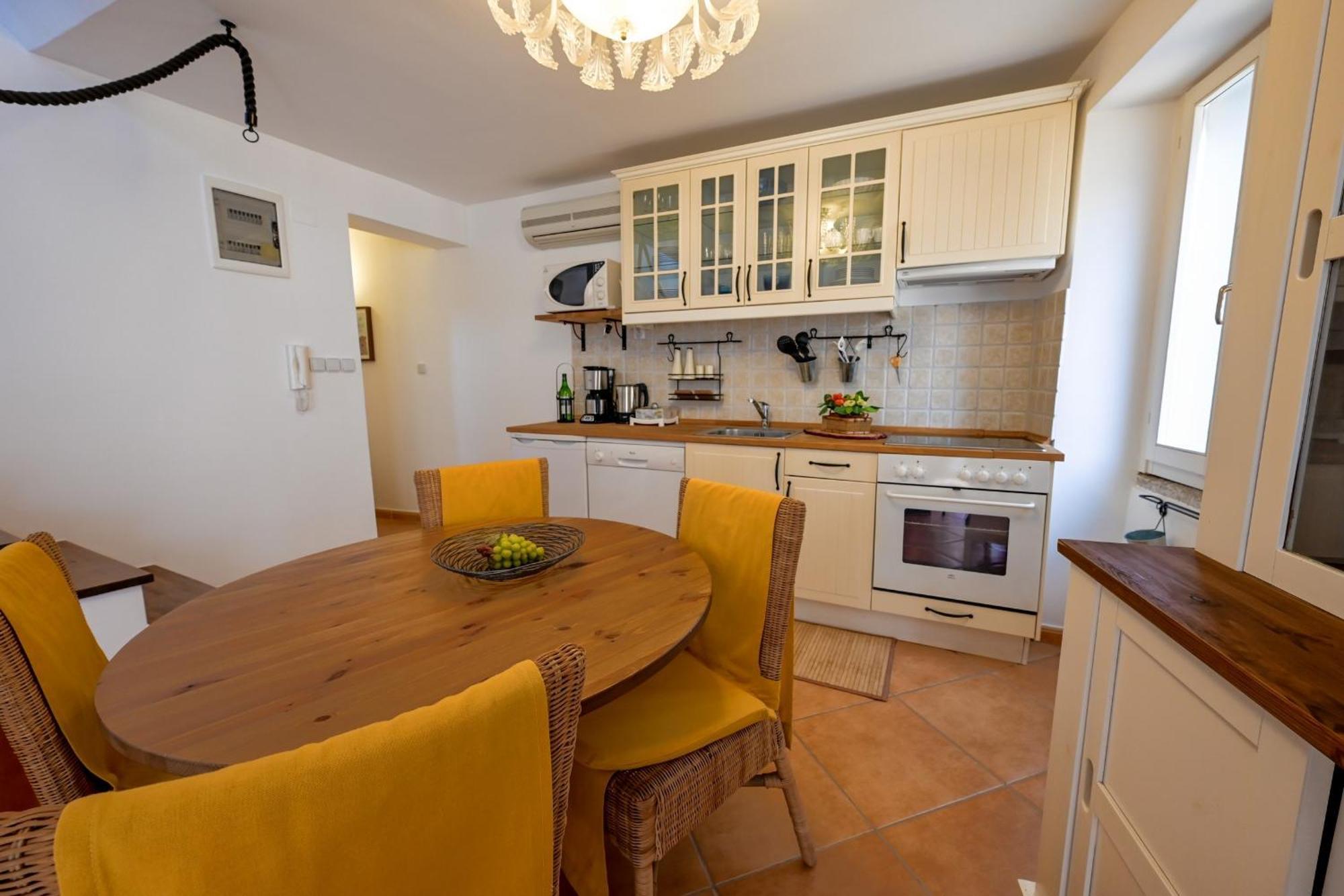 Alice Apartment With Balcony Rovinj Exterior photo