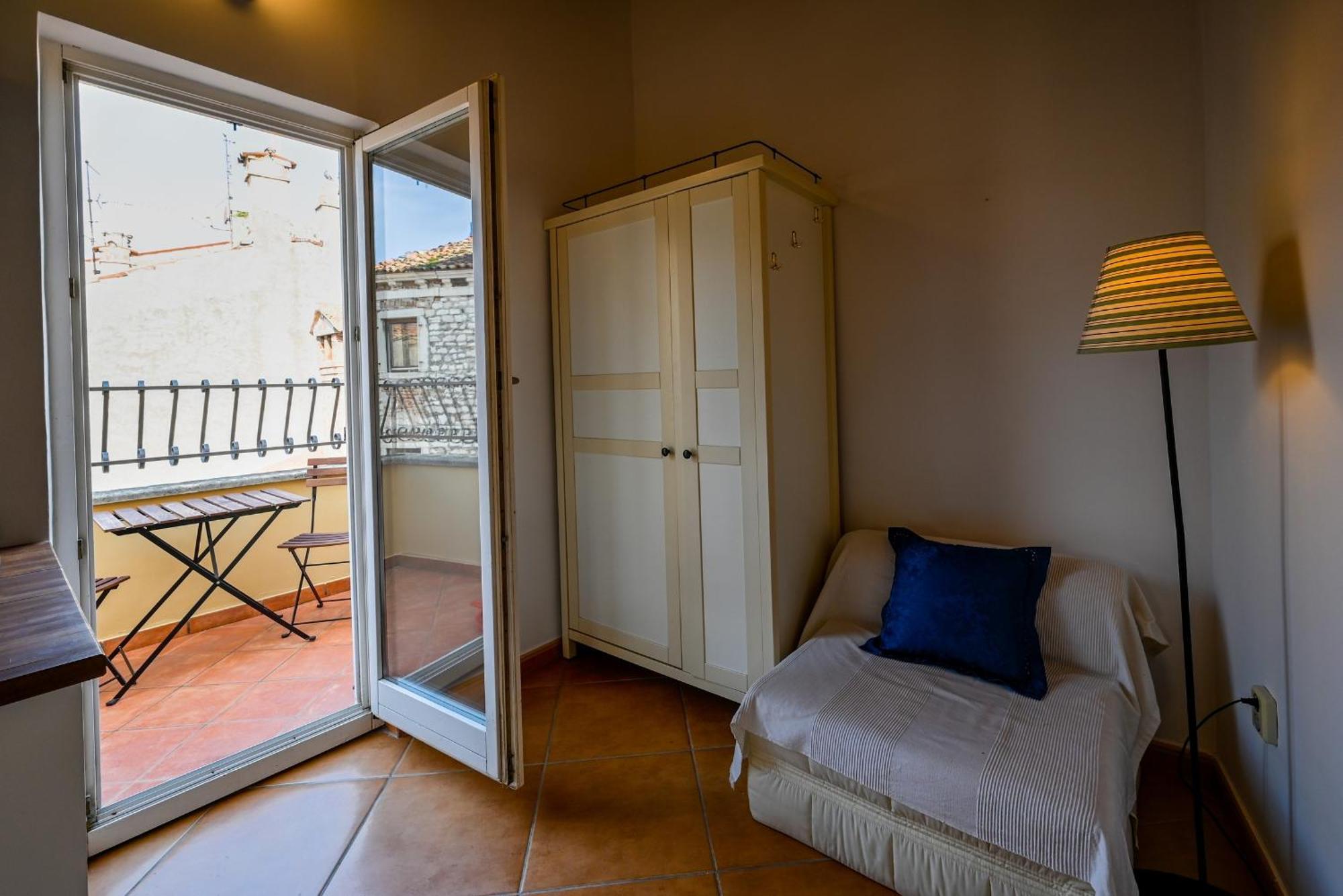 Alice Apartment With Balcony Rovinj Exterior photo