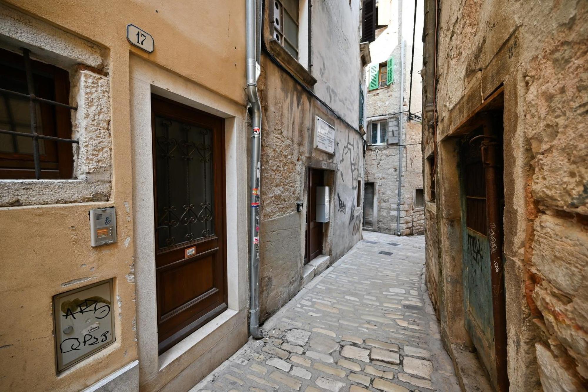 Alice Apartment With Balcony Rovinj Exterior photo